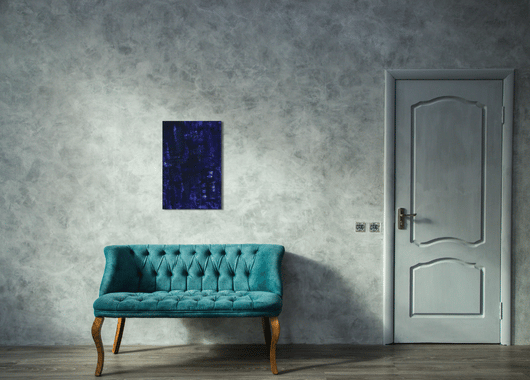 Blaues abstraktes Acrybild über einem türkisfarbenen Sofa hängend.