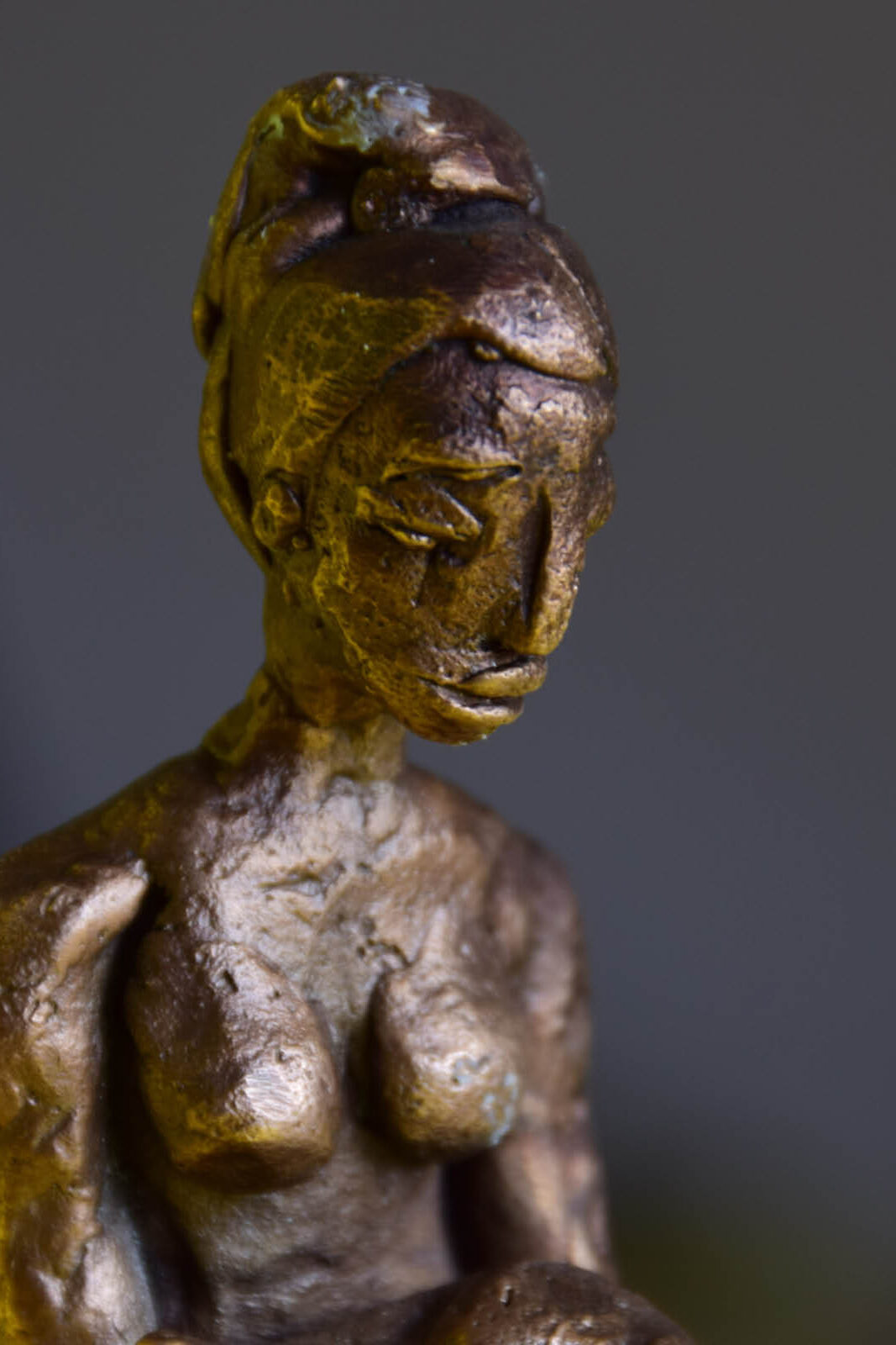 Skulpturen. Eine weibliche Bronzeskulptur. Das Gesicht in Nahaufnahme.
