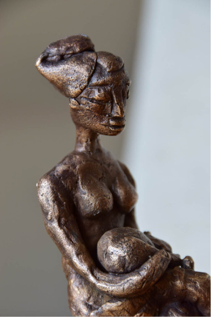 Skulpturen. Bronzeskulptur einer Frau mit einer Katze auf dem Schoss.