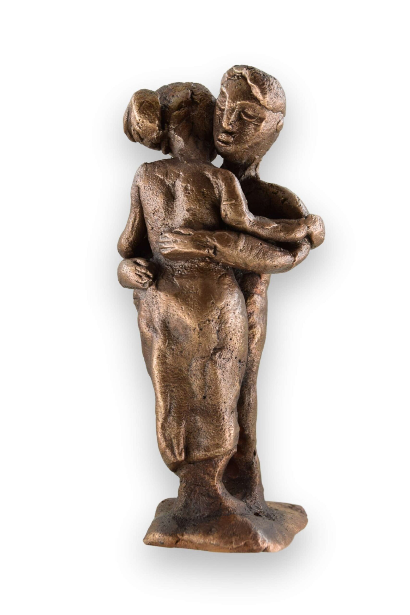 Skulpturen. Ein sich umarmendes Liebespaar aus Bronze.