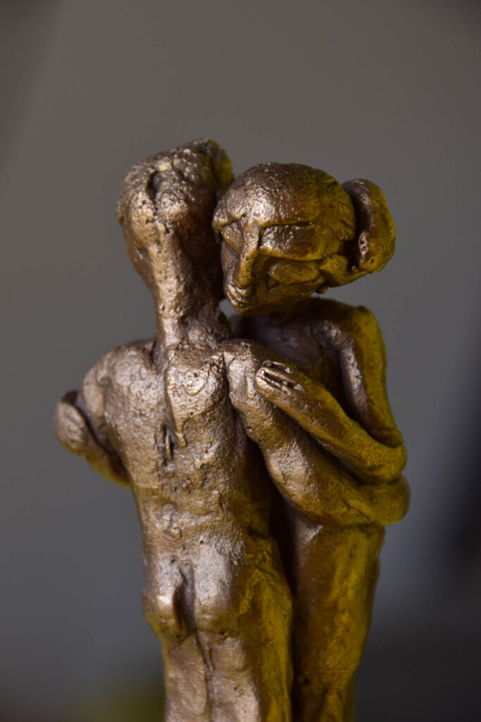 Skulpturen. Ein tanzendes Paar in Bronze gegossen in der Seitenansicht.
