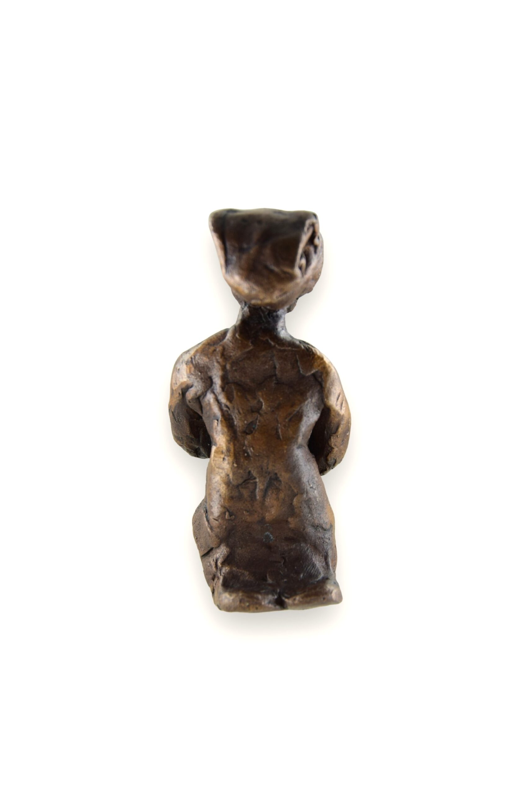 Skulpturen. Bronzeskulptur. Kniende Frau mit offenen Händen. Hintere Ansicht.