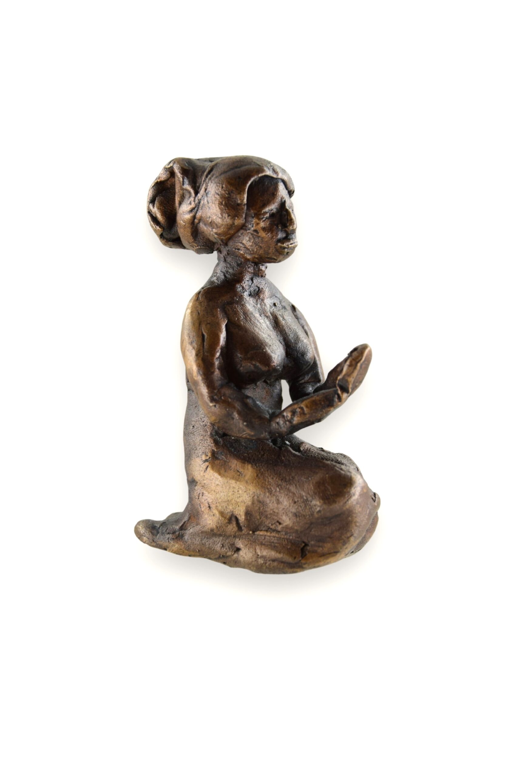 Skulpturen aus Bronze. Frau, kniend, mit offenen Händen. Vorderansicht.