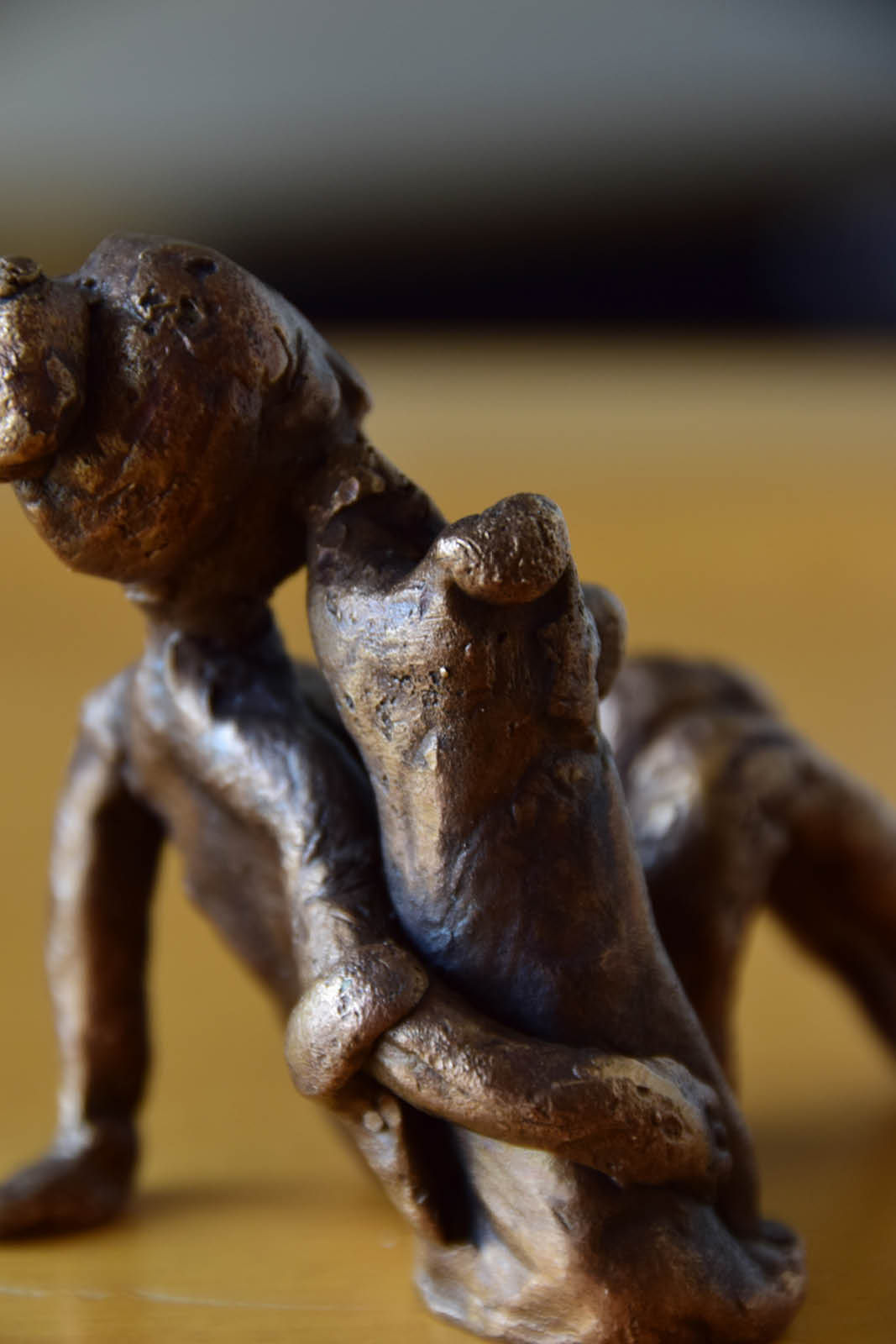 Skulpturen. Bronzeskulptur einer sitzenden Frau mit einem Hund. Die Abbildung zeigt das Paar von hinten.