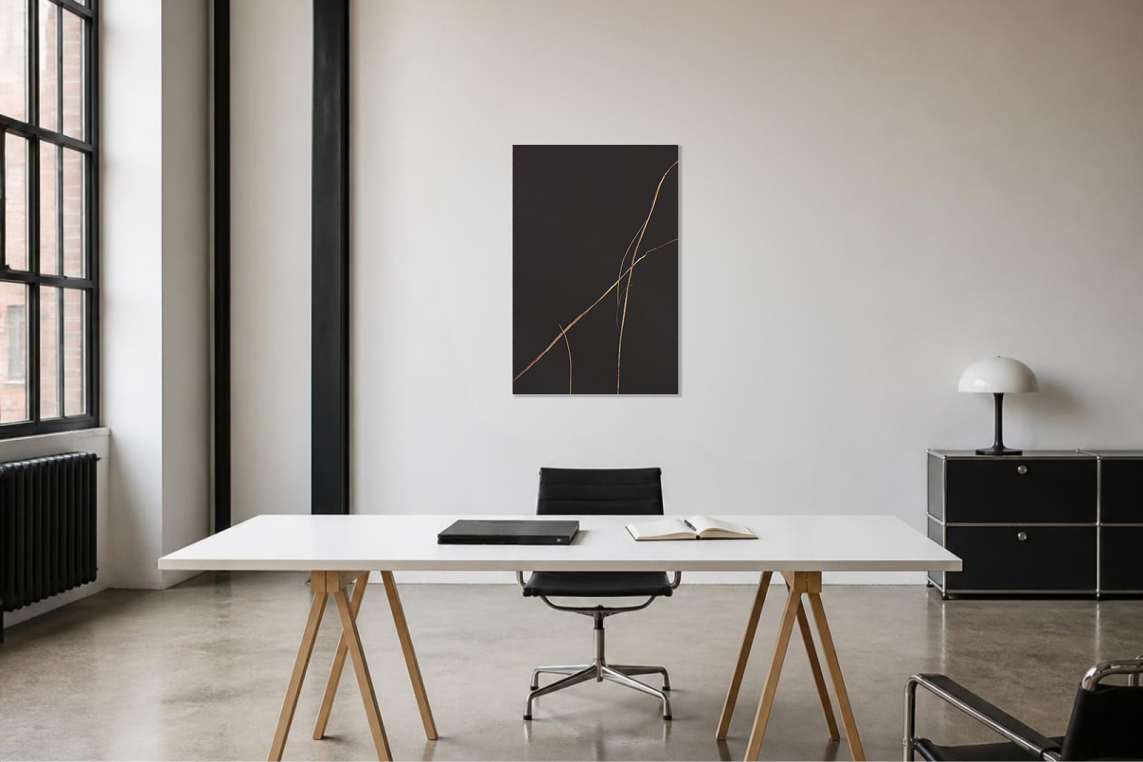 Wabi-Sabi Fine-Art-Print von Kathleen Sandböck an heller Wand in einem minimalistischen Arbeitsraum mit großem Fenster.