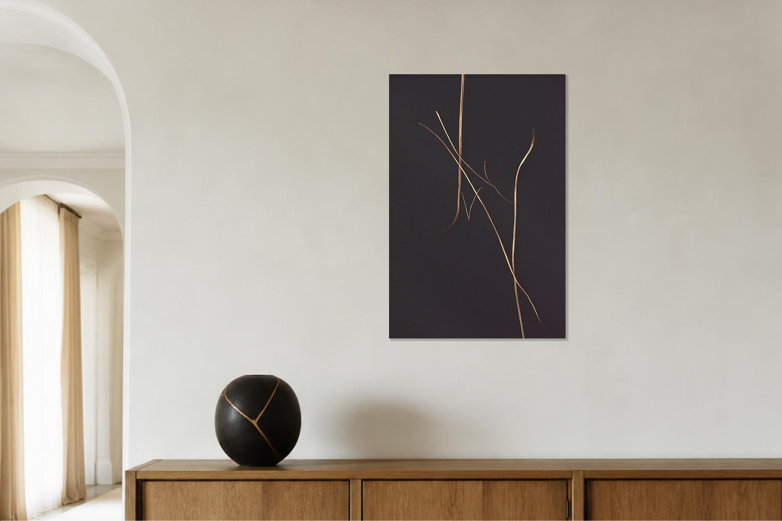Fine-Art-Print aus der Wabi-Sabi-Serie von Kathleen Sandböck an heller Wand über einem Holzsideboard in ruhigem Wohnraum.