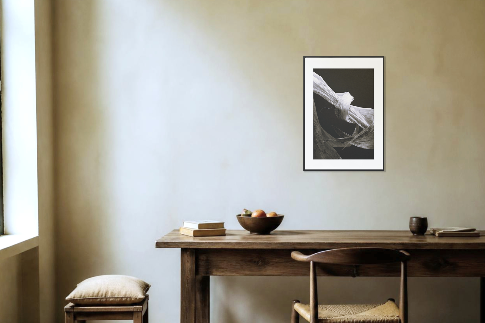 Gerahmter Fine-Art-Print mit fotografischer Studie getrockneter Maisblätter über einem Holztisch in einem ruhigen Essbereich.