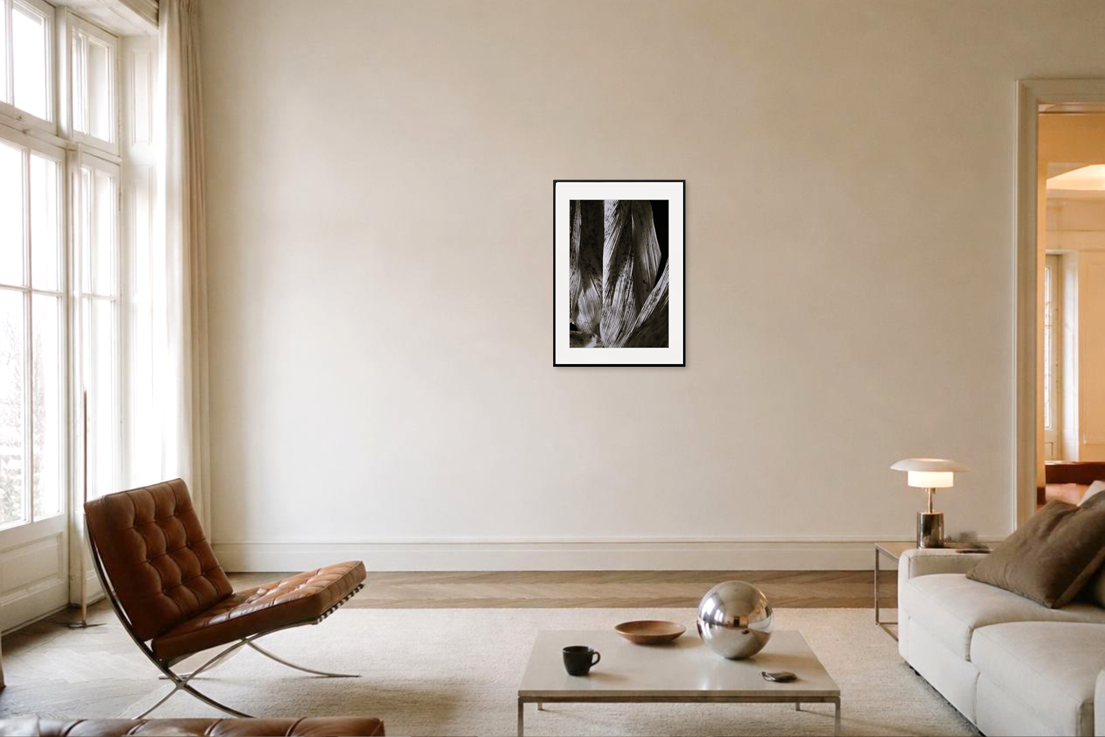 Gerahmter Fine-Art-Print mit einer fotografischen Studie getrockneter Maisblätter in einem hellen Wohnzimmer.