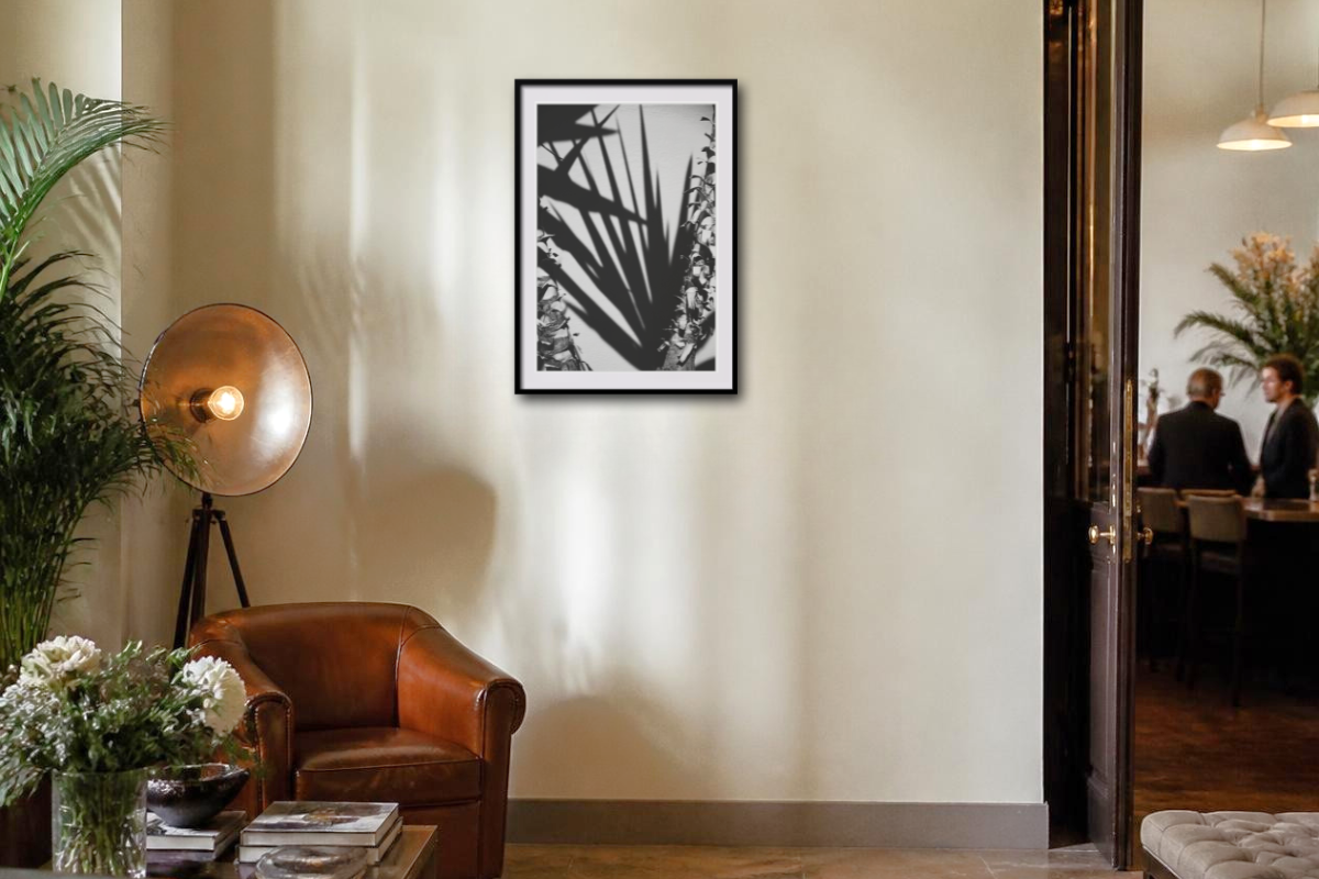 Gerahmter Fine-Art-Print aus der Wabi-Sabi-Serie von Kathleen Sandböck mit Pflanzenschatten an heller Wand in einem stilvollen Interieur.