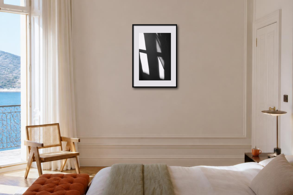 Gerahmter Fine-Art-Print mit abstrakter Schattenkomposition an einer hellen Wand in einem ruhigen Wohnraum.