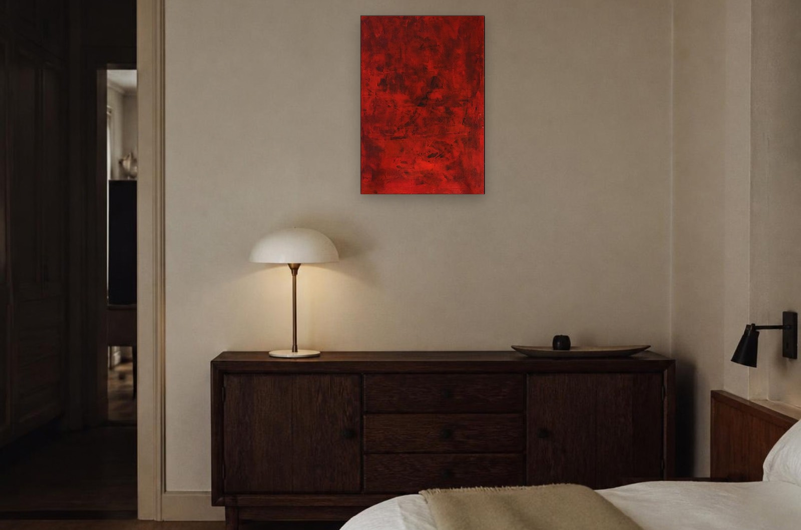 Abstraktes rotes Gemälde Fire in my Soul von Kathleen Sandböck in einem warmen Schlafzimmer.