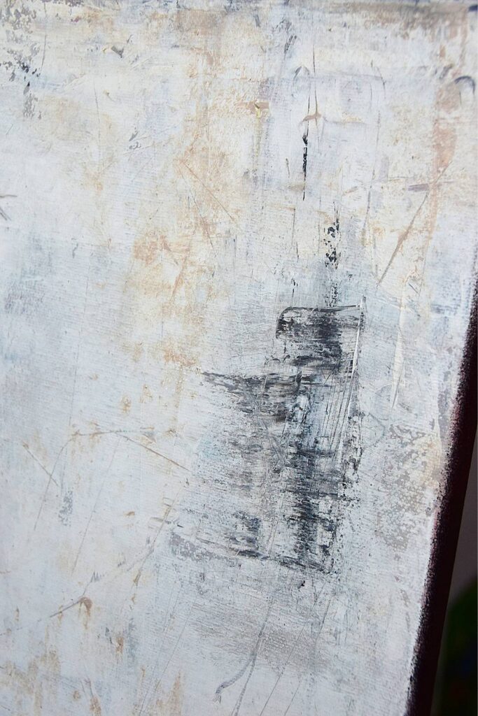 Detailansicht des abstrakten Gemäldes Stillness von Kathleen Sandböck mit feinen Farbschichten und Strukturspuren.