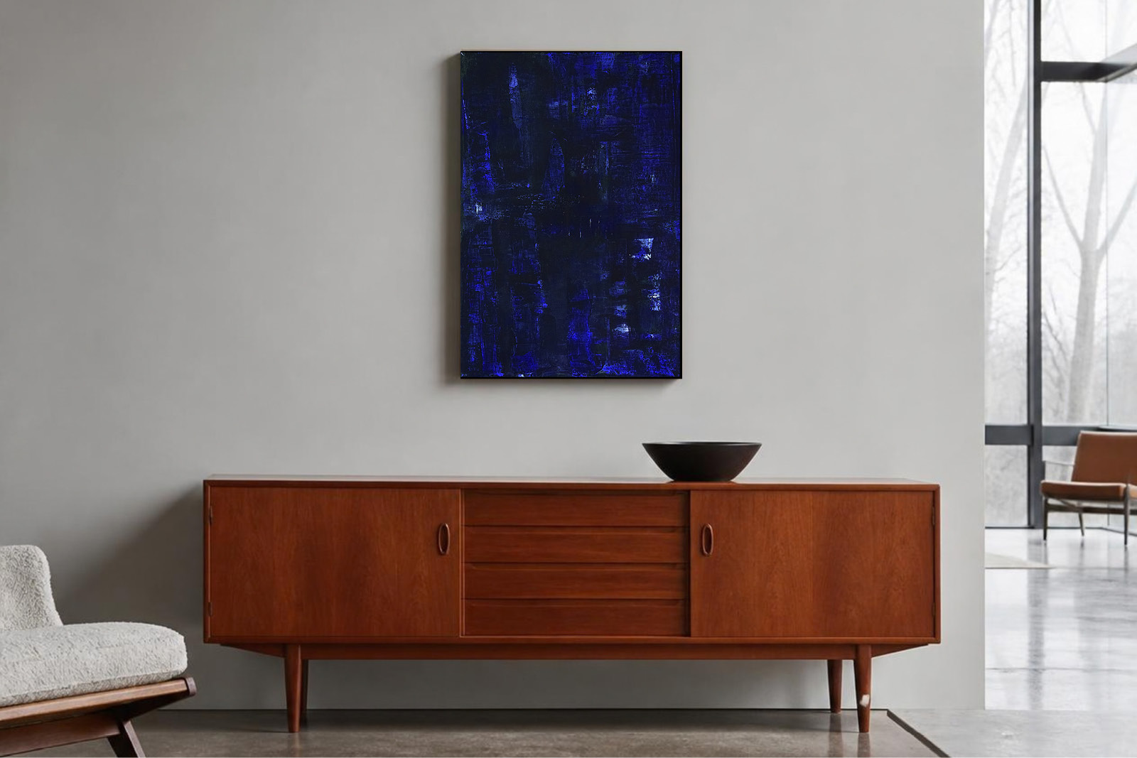 Abstraktes blaues Gemälde Silence in the Deep von Kathleen Sandböck in einem modernen Wohnraum mit warmen Holztönen.